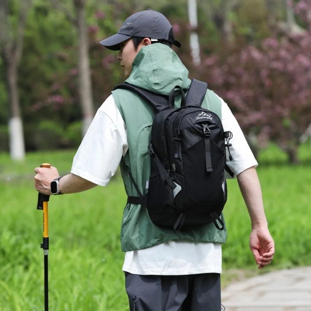 Mochila impermeable ligera con compartimentos y panel reflectante - imagen 4