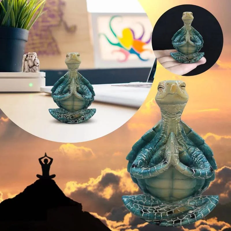 Figura de tortuga marina meditando en postura yoga sobre superficie de madera