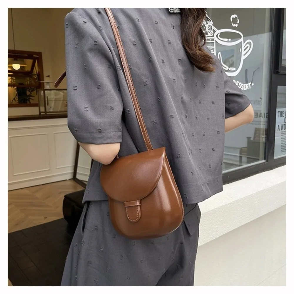 Bolso bandolera vintage de solapa estilo casco caballo en PU - imagen 2