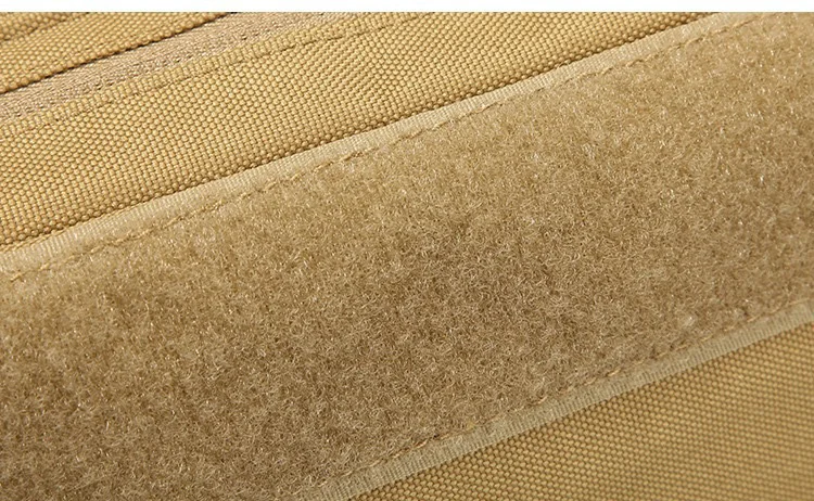 Detalle de cremalleras y tiradores de la bolsa táctica