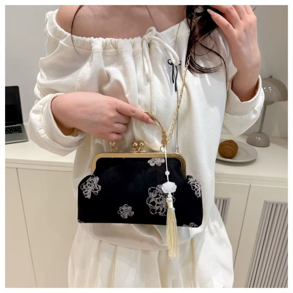 Bolso chino para mujer en uso