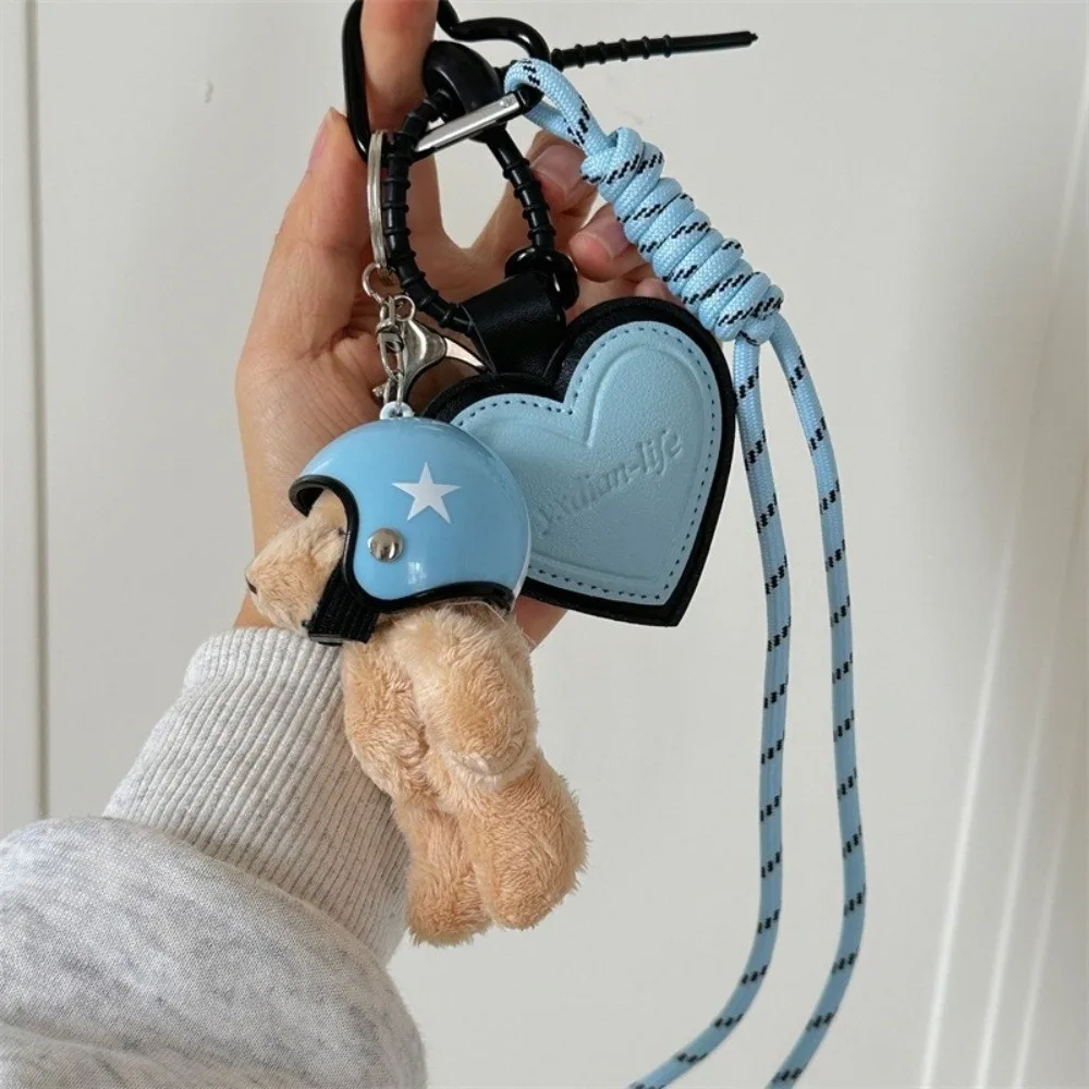 Llavero de cuero rosa corazón hecho a mano con mini oso colgante - imagen 3