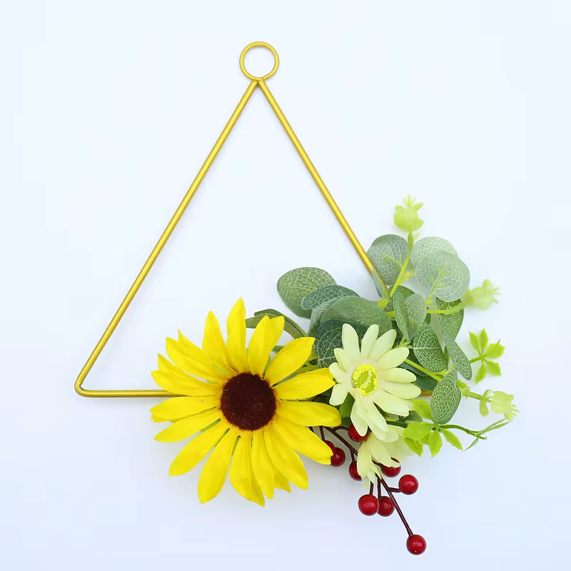 Vista en ángulo de la corona DIY con elementos florales y red decorativa
