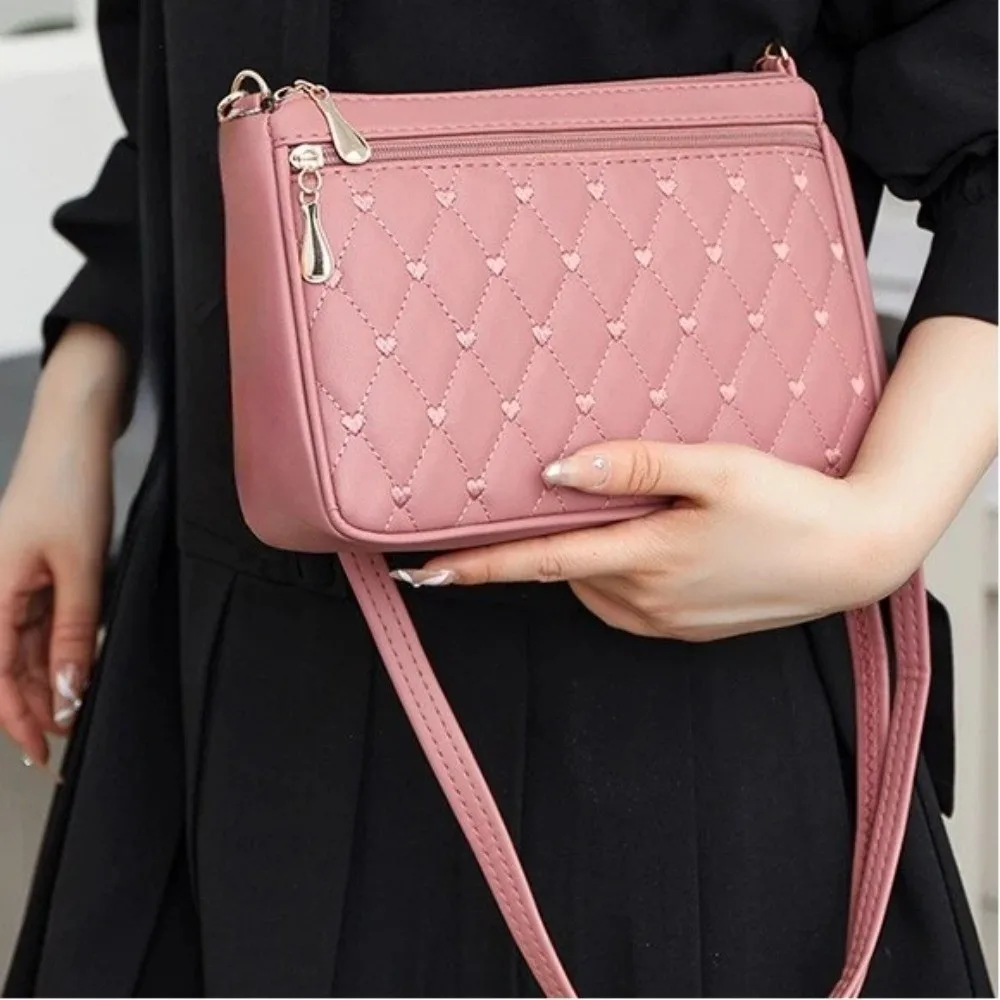 Detalle del bordado y estilo del bolso