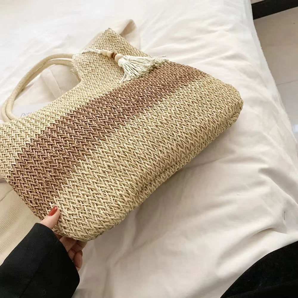 Detalle de la textura tejida y las borlas del bolso