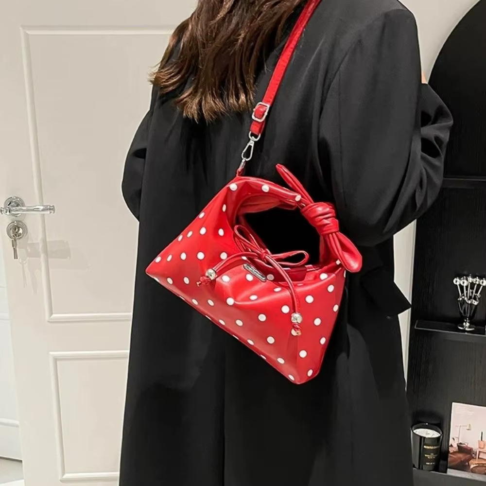 Bolso con correa cruzada y detalle del cierre