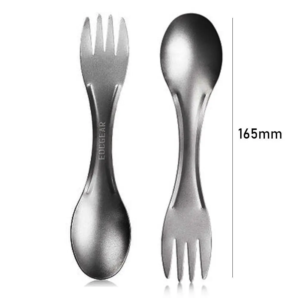 Cuchara y tenedor de titanio en mano