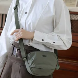 Bolso bandolera ligero con correa larga y múltiples bolsillos