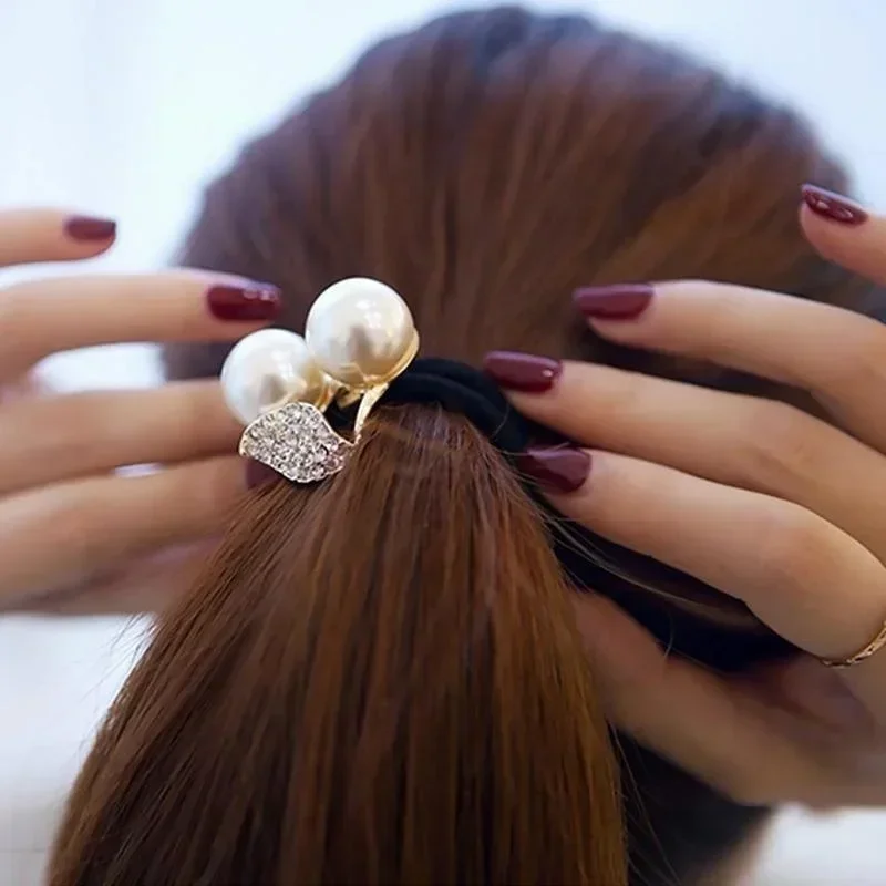 Cuerda de pelo con cuentas hojas cerezo rojas y blancas