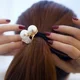 Cuerda de pelo con cuentas hojas cerezo rojas y blancas