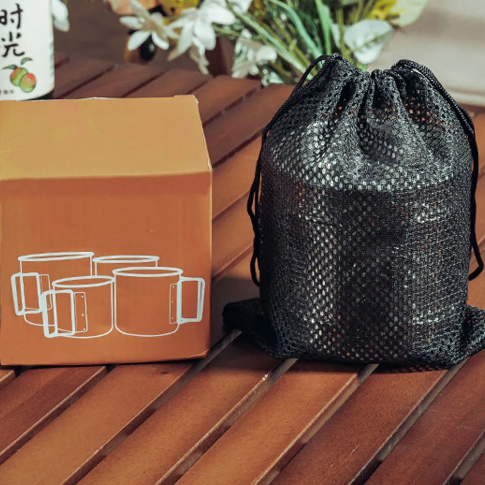 Tazas colgadas en una mochila durante una excursión