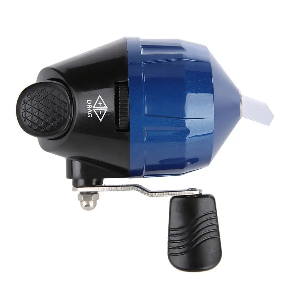 Carrete spincast azul sobre superficie rocosa