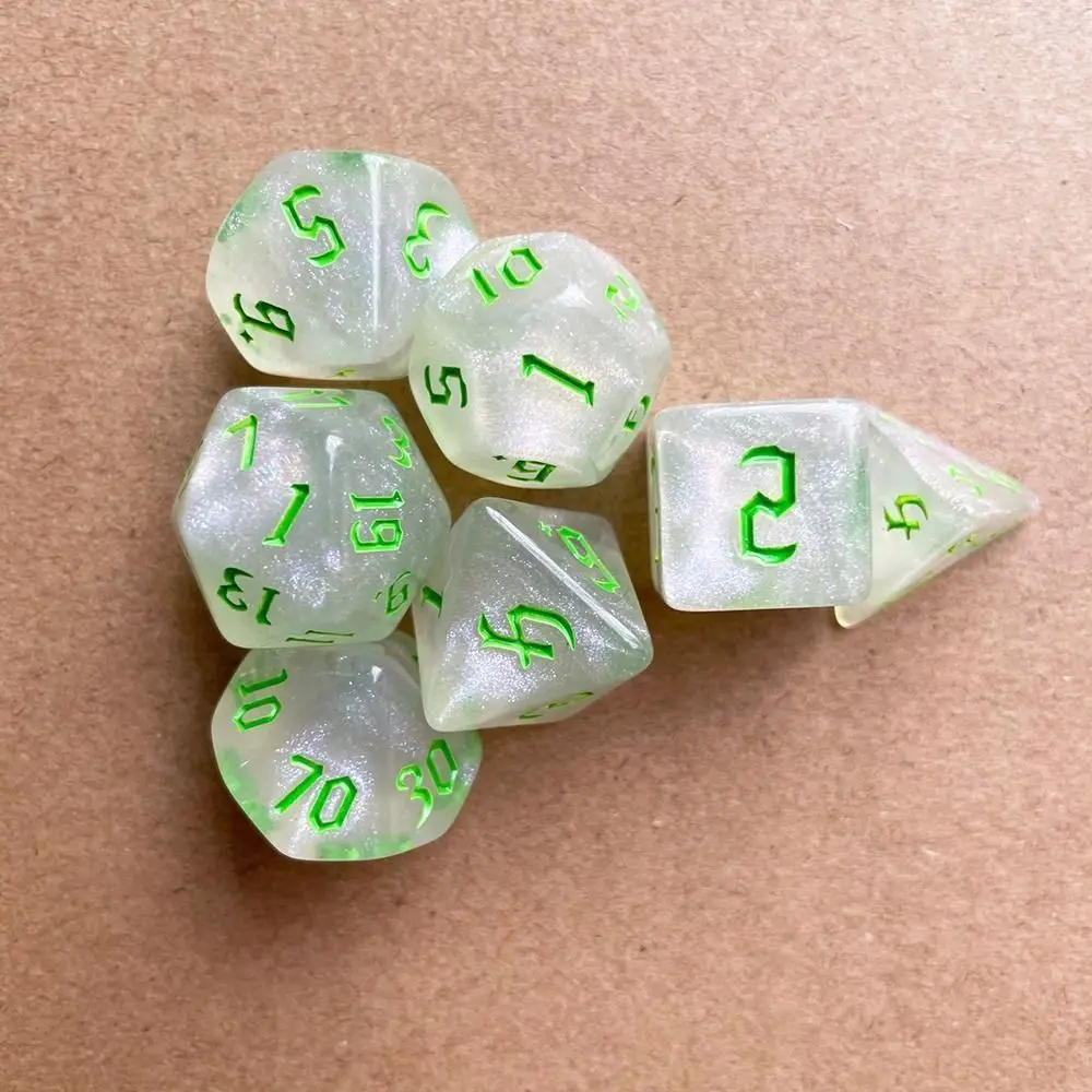 Set completo de siete dados alineados