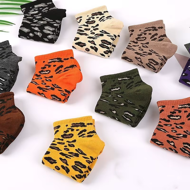 Calcetines de tubo medio con estampado leopardo detalle del talón