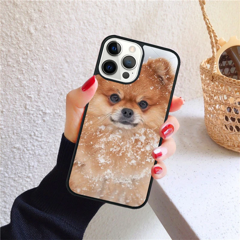 Mano retirando la funda del teléfono