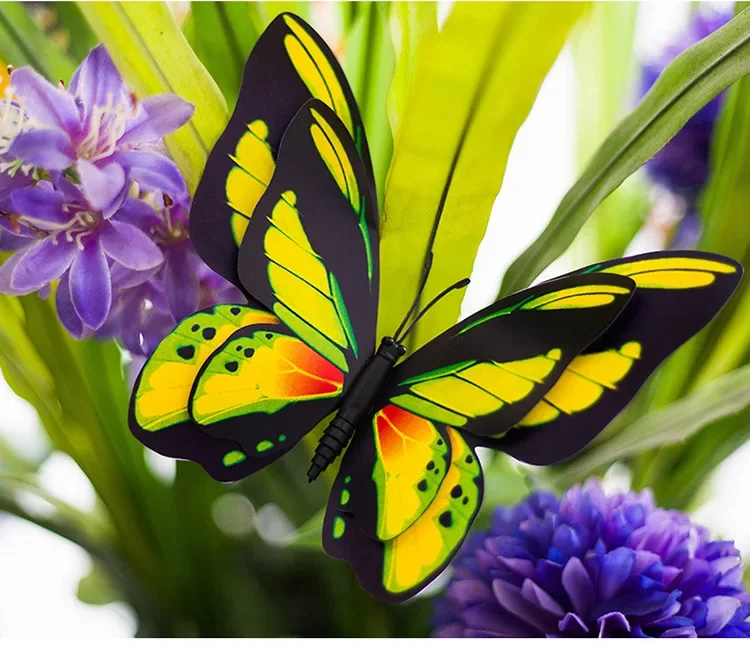 Conjunto de mariposas coloreadas sobre césped