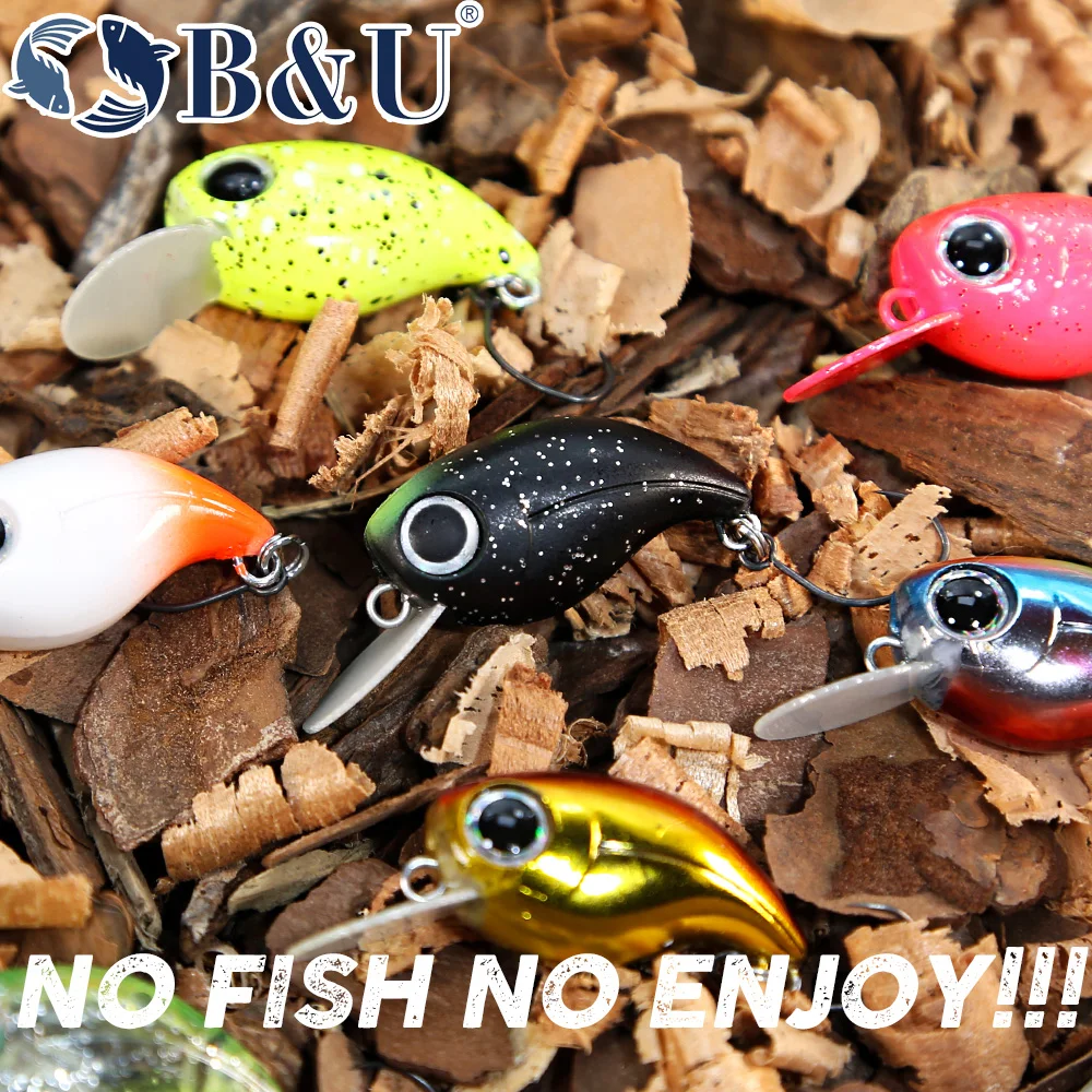 Pescador sosteniendo una trucha capturada con el crankbait