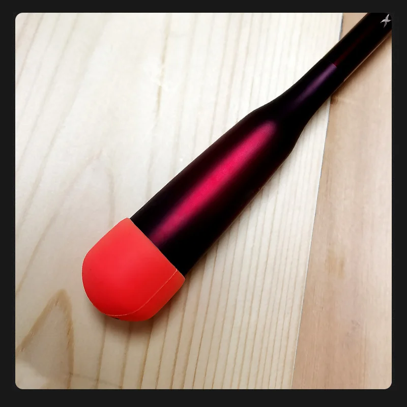 Cojín en mano mostrando textura de silicona