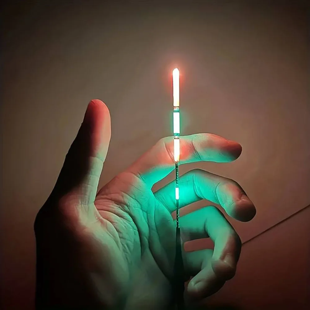 Flotador LED activado en el agua durante una sesión nocturna