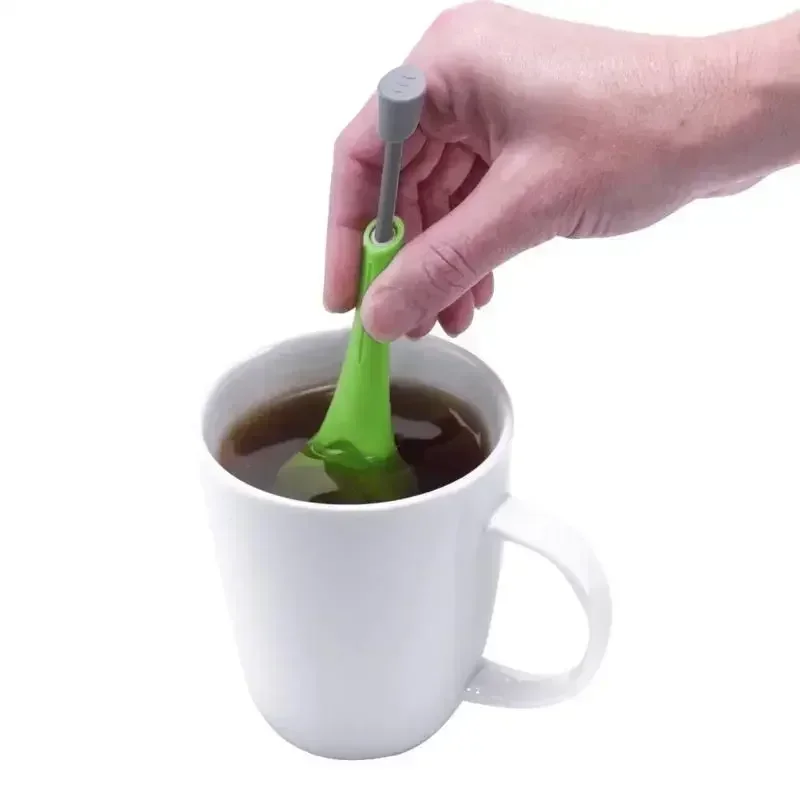 Prensa manual en acción sobre la taza