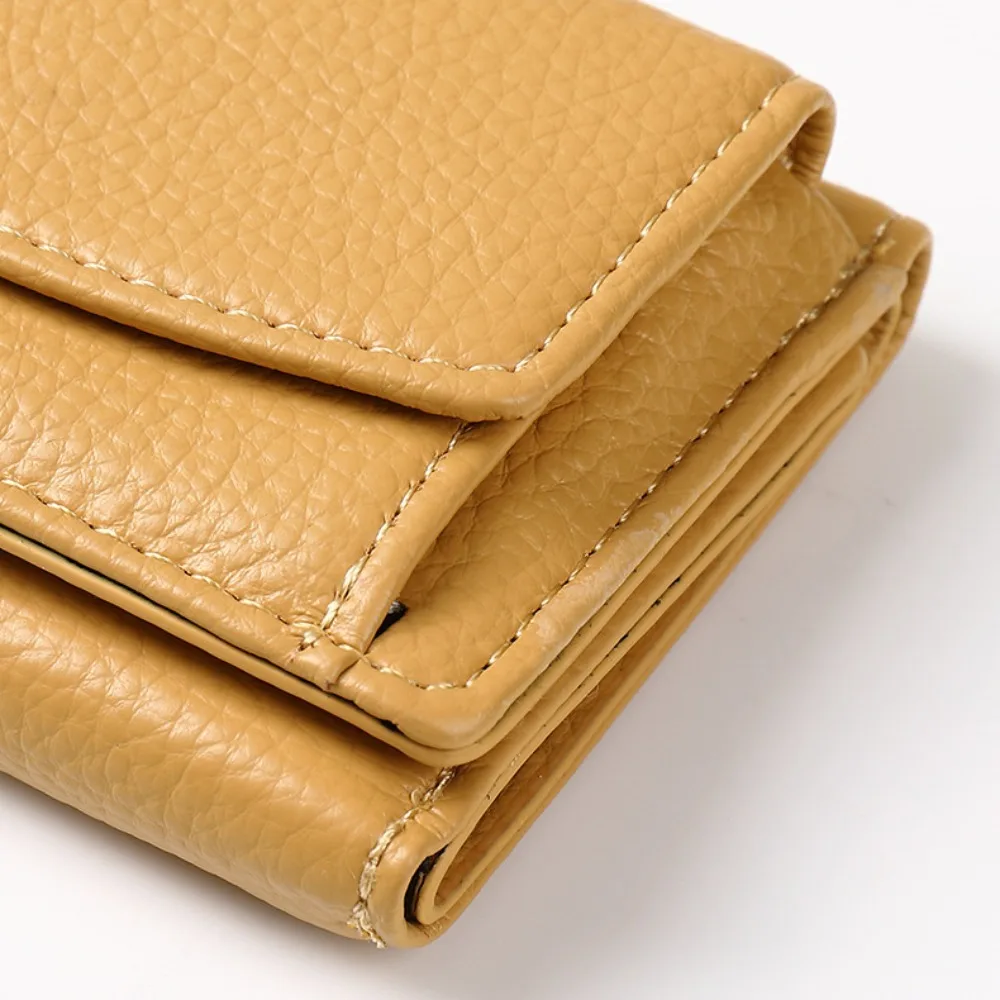 Interior con espacio para tarjetas y monedas
