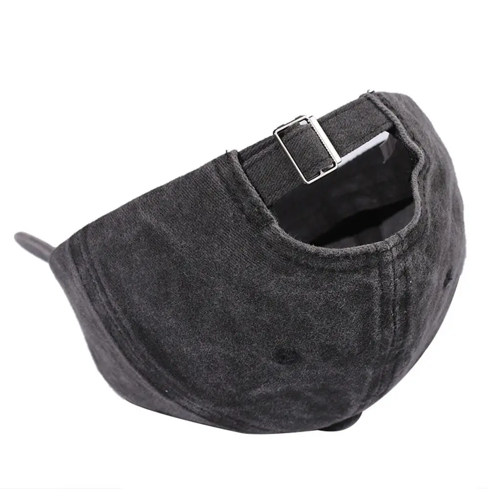 Detalle del bordado y textura desgastada de la gorra