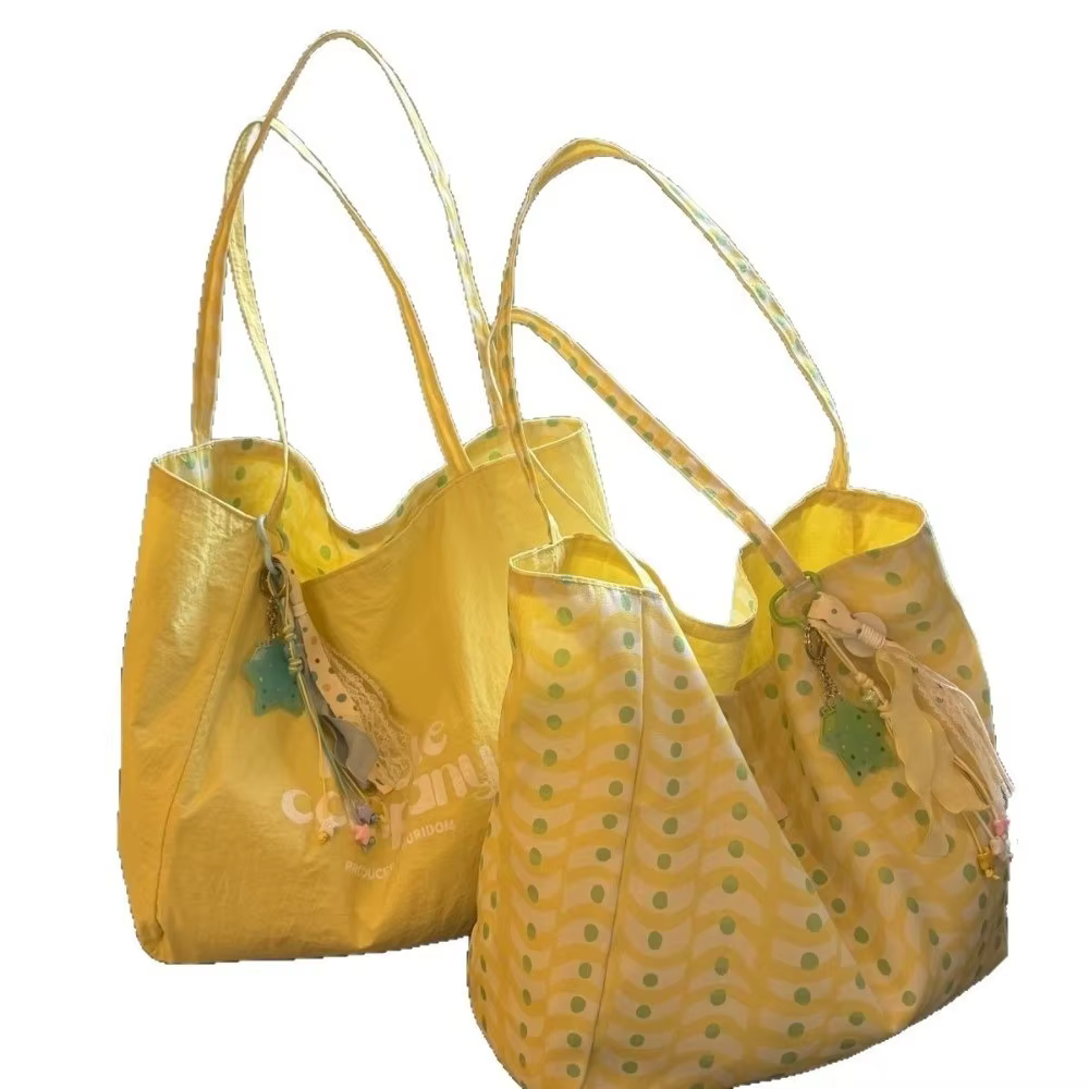 Bolsa de hombro universitaria con detalle de costuras reforzadas