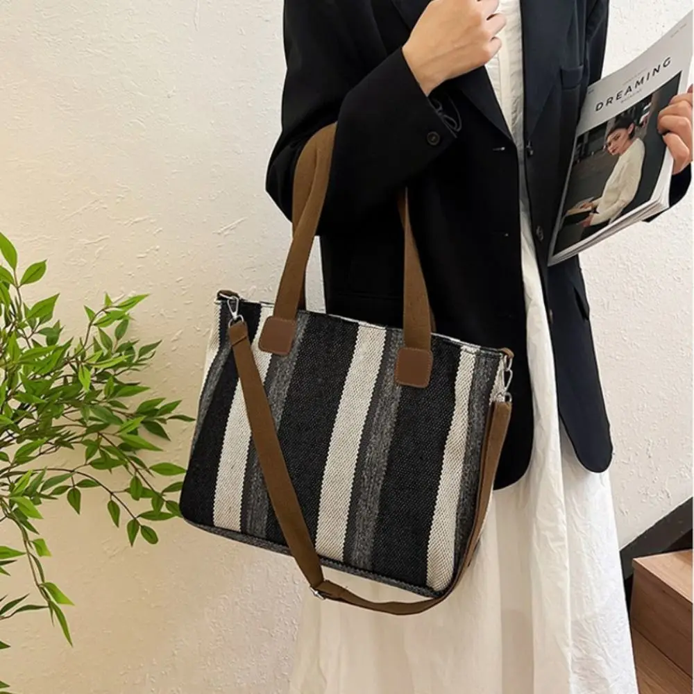 Bolso tote de rayas con correa ajustable y colgante de conejo - imagen 4