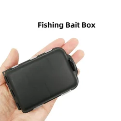 Caja de pesca negra con compartimentos para señuelos y anzuelos