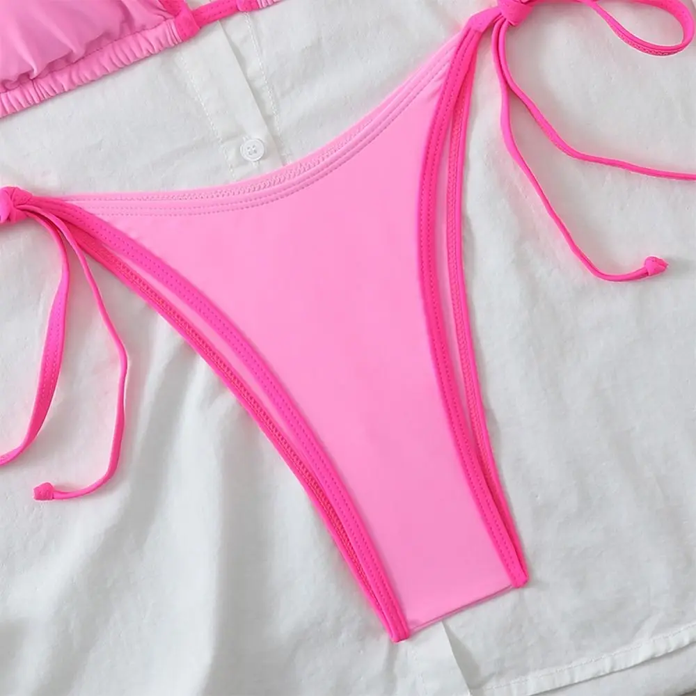 Vista frontal del conjunto de bikini en color blanco