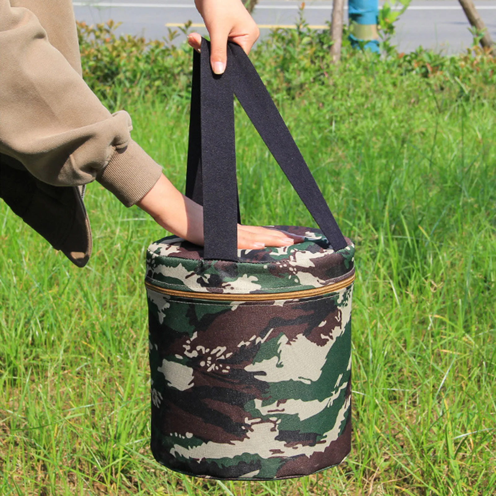 Taburete plegado junto a una mochila de senderismo