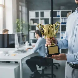 Trofeo de campeón dorado de metal con diseño personalizable
