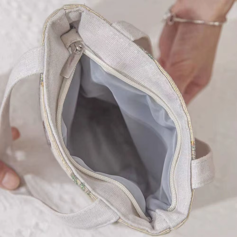 Detalle del estampado bordado de la bolsa