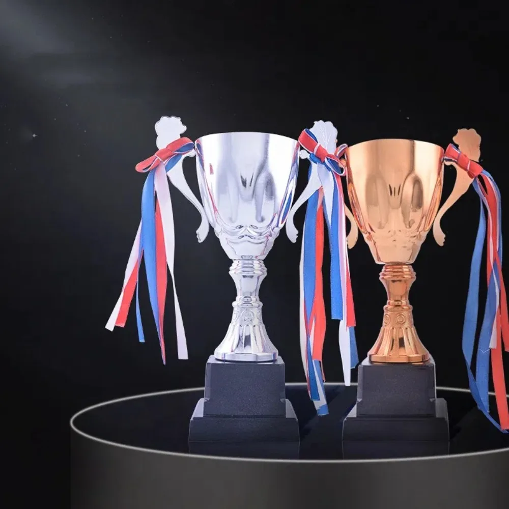Trofeo metálico tipo copa para ceremonias