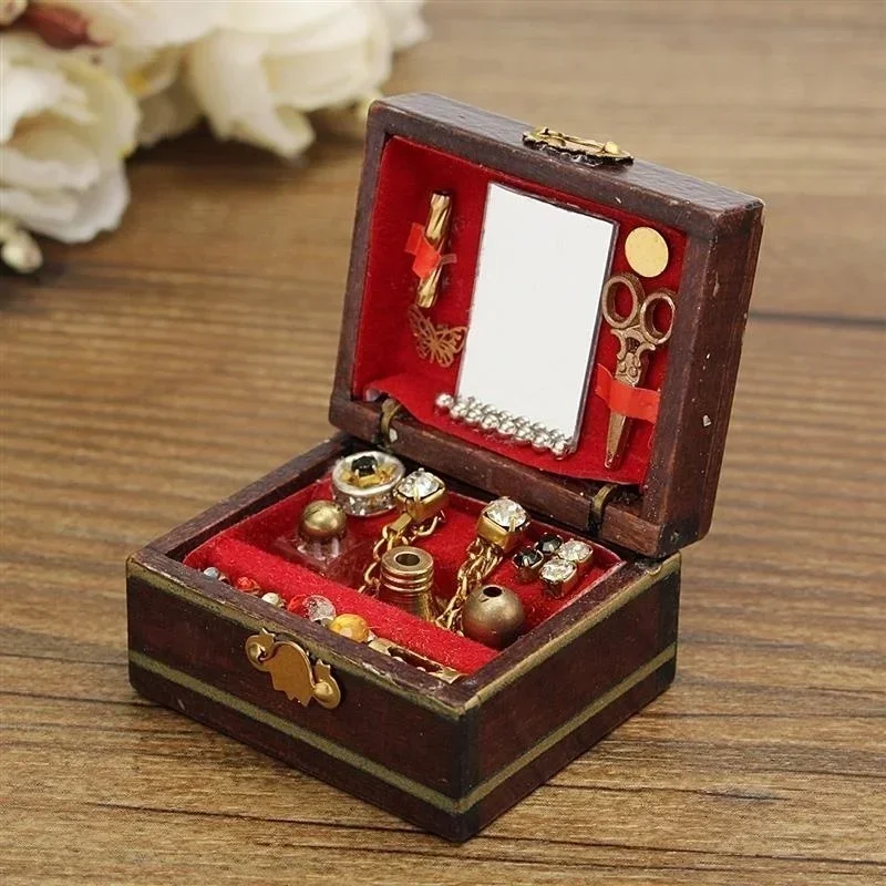 Joyero de madera en miniatura visto de frente