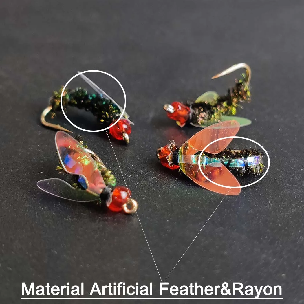 Detalle de las alas y plumas artificiales