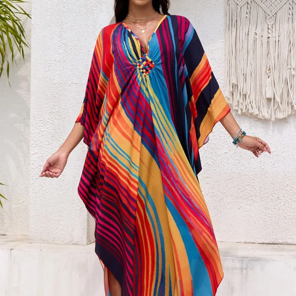 Mujer caminando en la playa con vestido cubre traje de baño