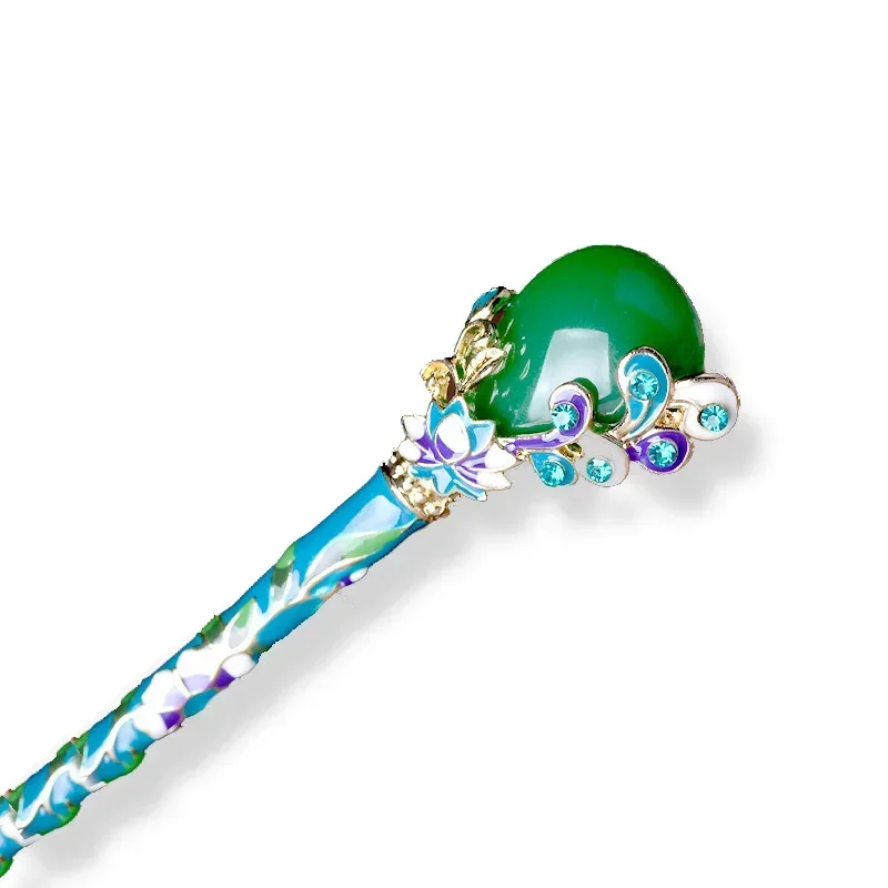 Peinado recogido con accesorio elegante