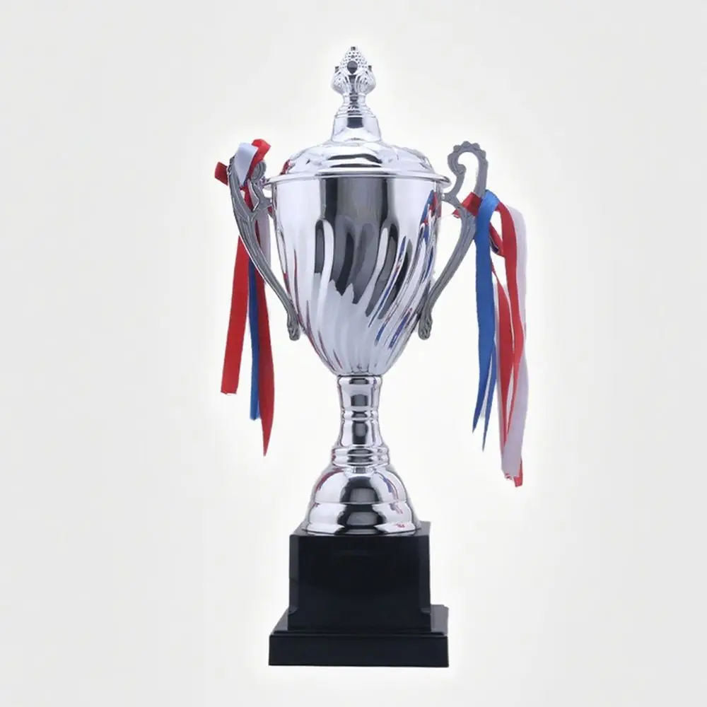 Detalle de copa de premio en diferentes tamaños para ceremonia deportiva