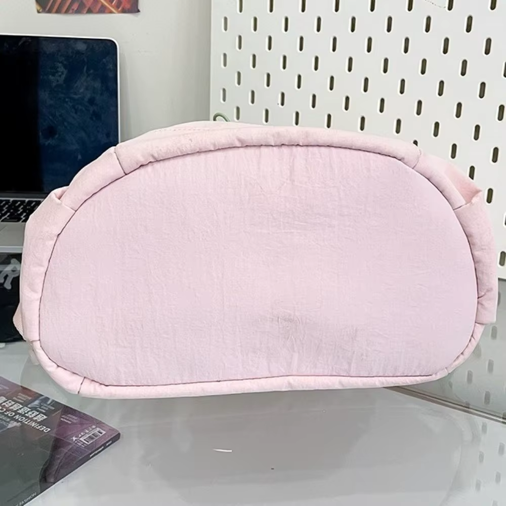 Mochila con cordón de color dopamina mostrada en contexto de uso diario