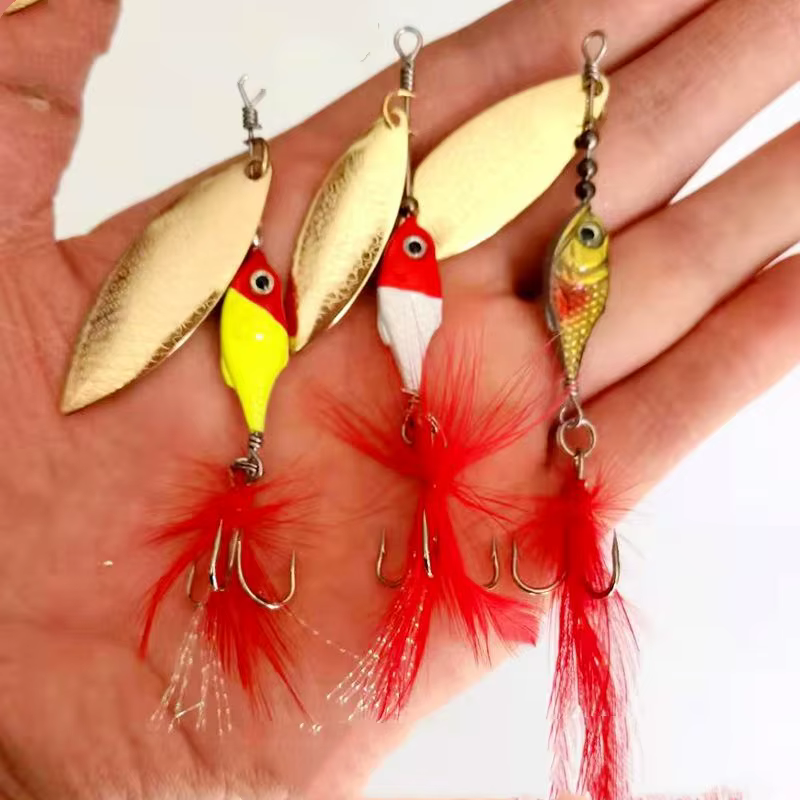 Señuelo cuchara con plumas para pesca de lubina