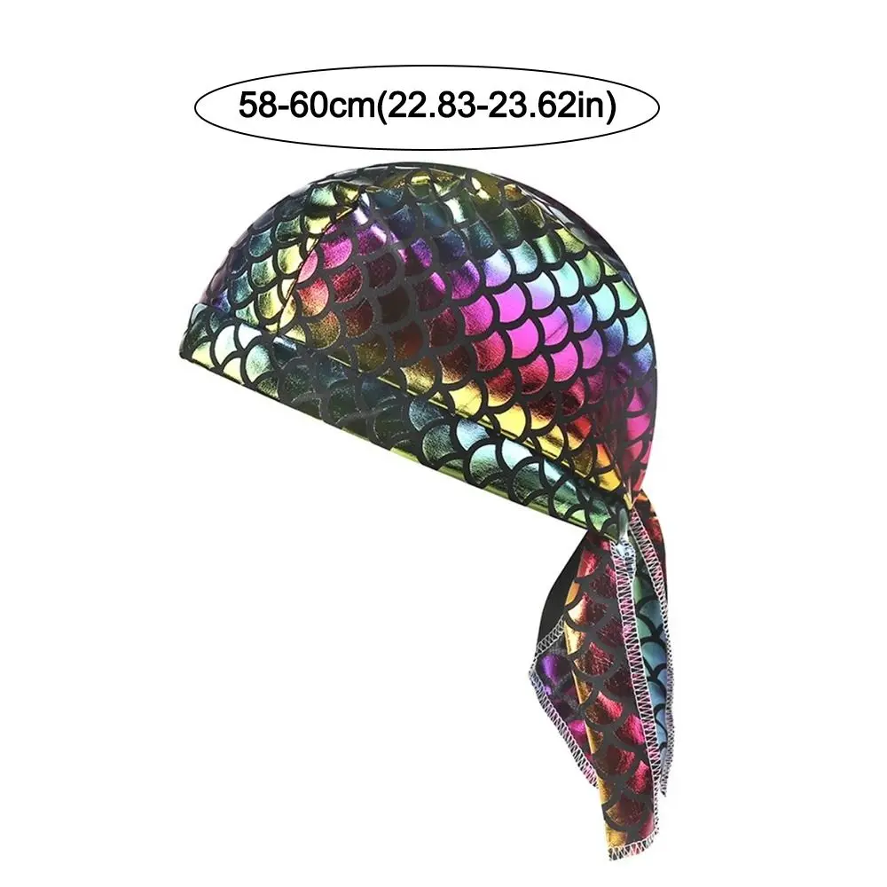 Estampado de escamas de pez coloridas en sombrero pirata