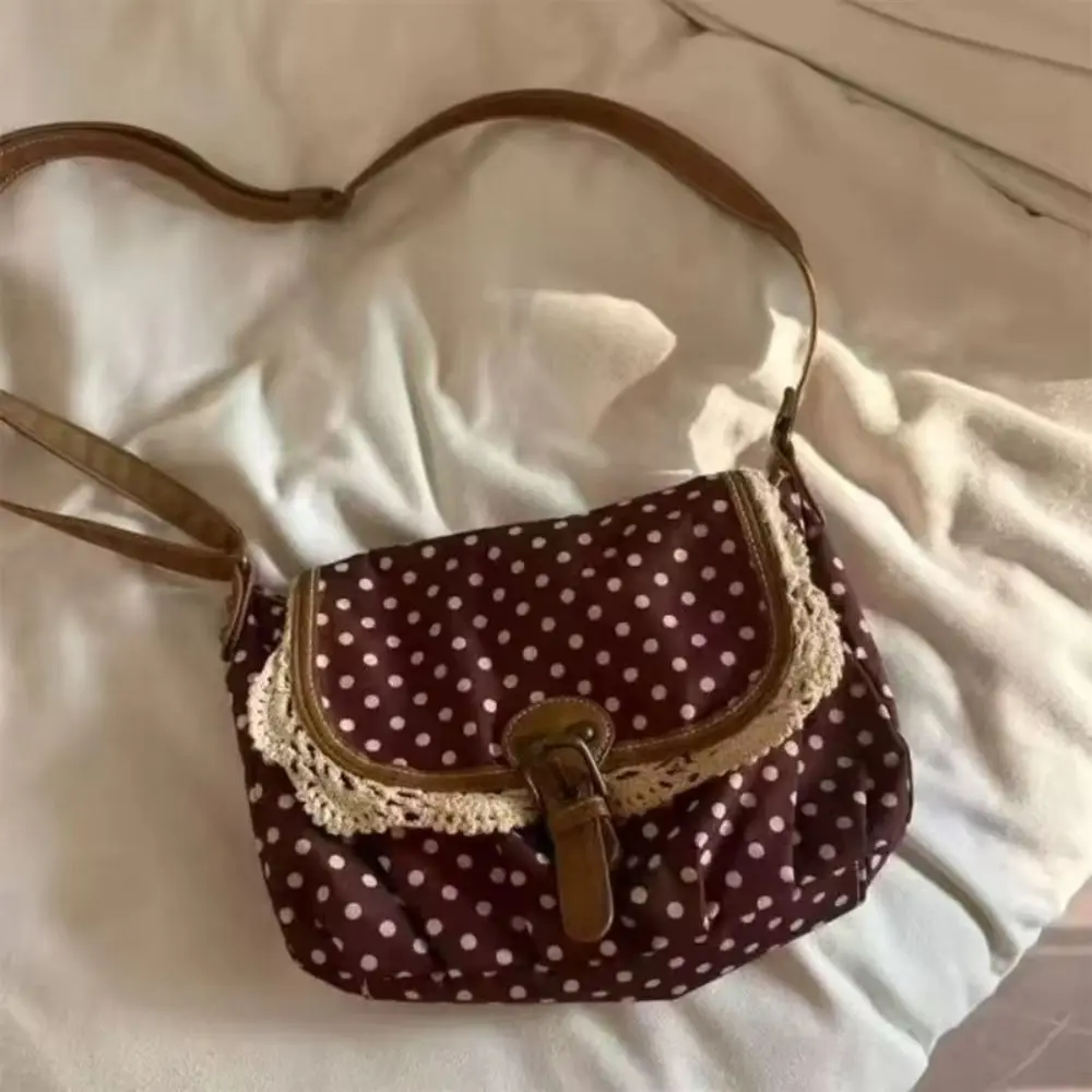 Bolso vintage de lona con lunares, encaje y correa al hombro - imagen 4