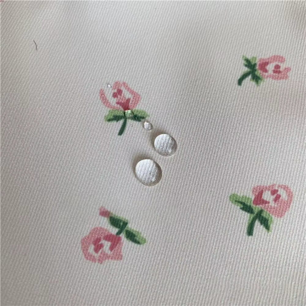 Mochila escolar blanca en uso al aire libre