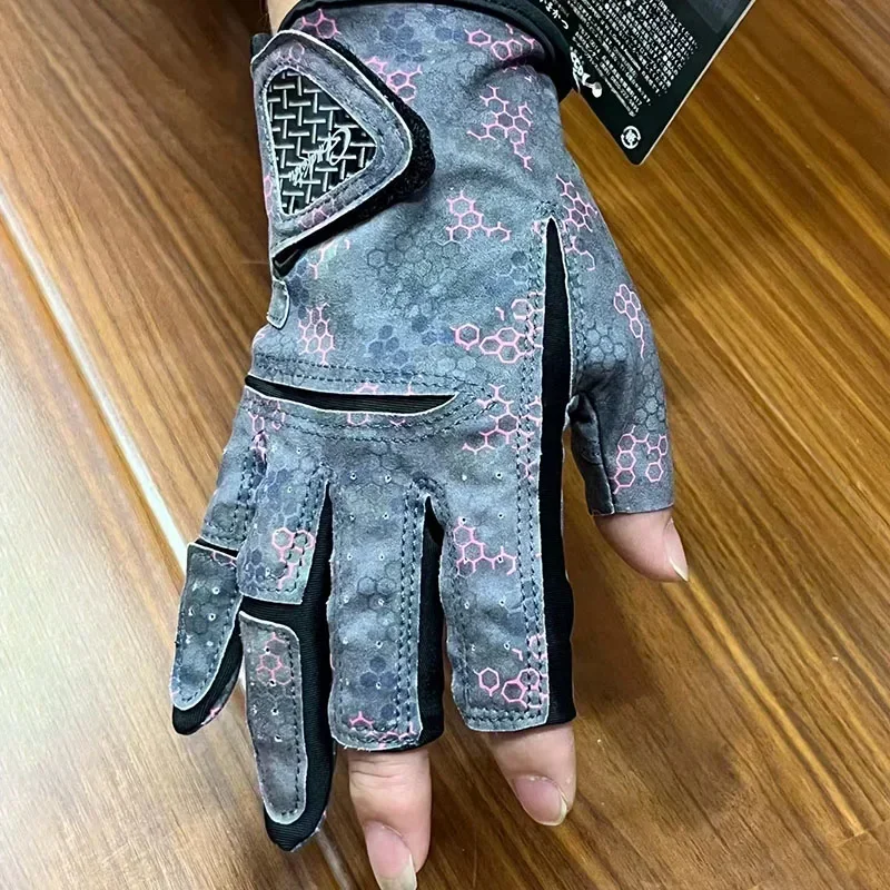 Guantes en uso durante la pesca con mosca