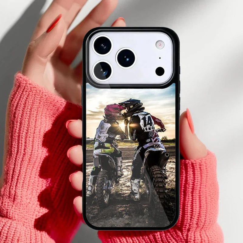Diseño frontal de la funda con motivo motocross