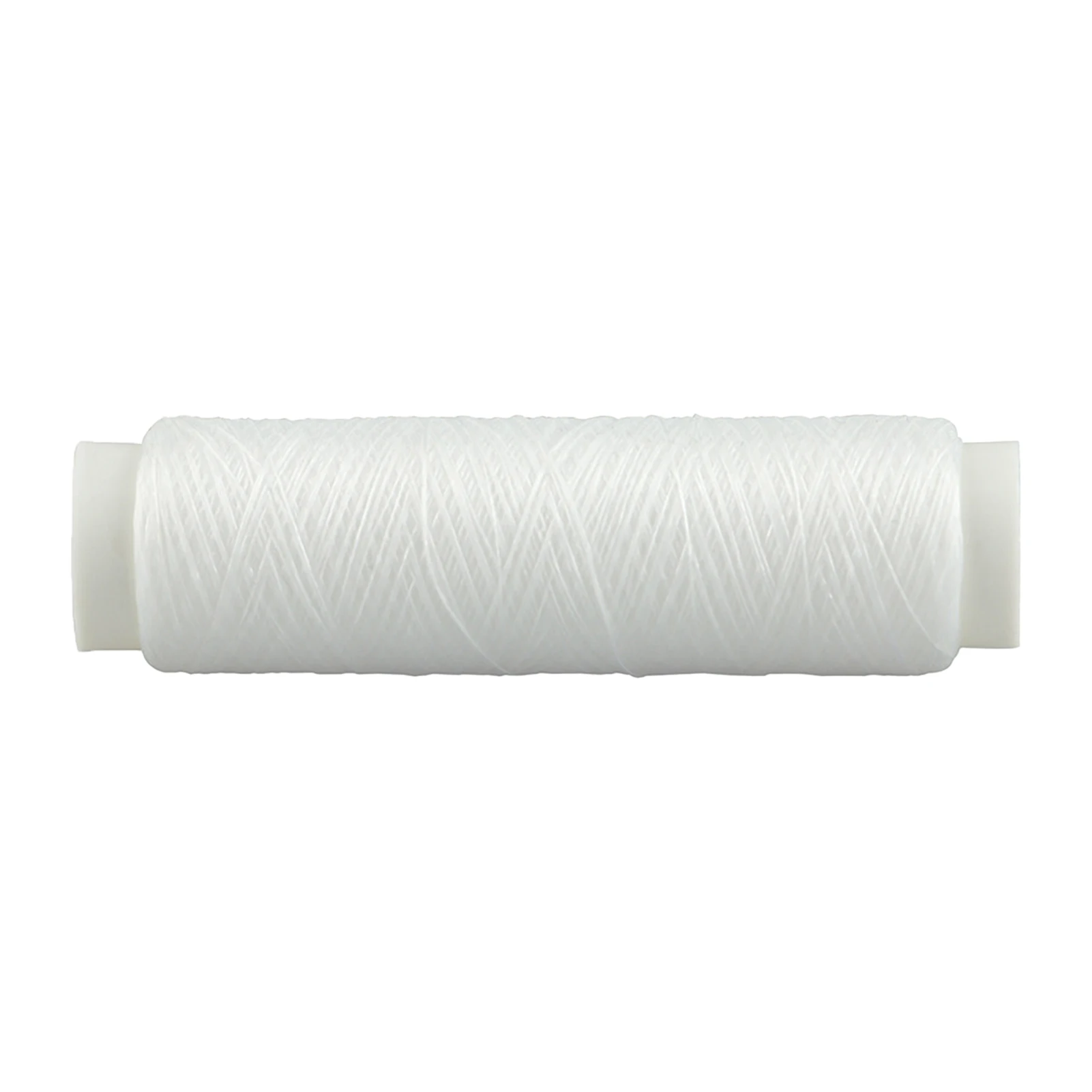 Detalle de la textura y elasticidad del nailon de pesca