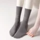 Calcetines antideslizantes de yoga de tubo medio para mujer - imagen 5