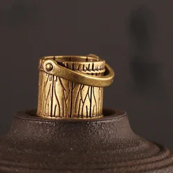 Llavero vintage de cobre con mini barril de latón y amuleto