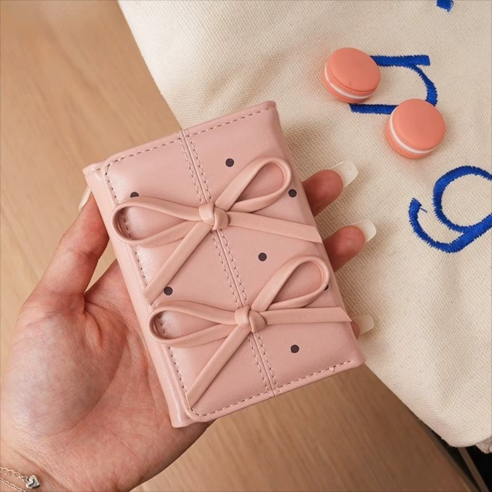 Cartera blanca con lazo y diseño de puntos